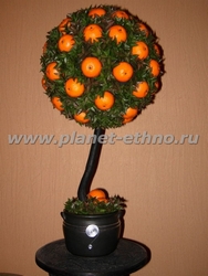 флористика – композиции из искусственных цветов и материалов (стилизованное апельсиновое дерево высотой 60 см)