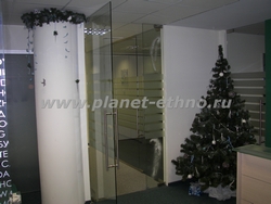 новогоднее оформление офиса - установка новогодней елки